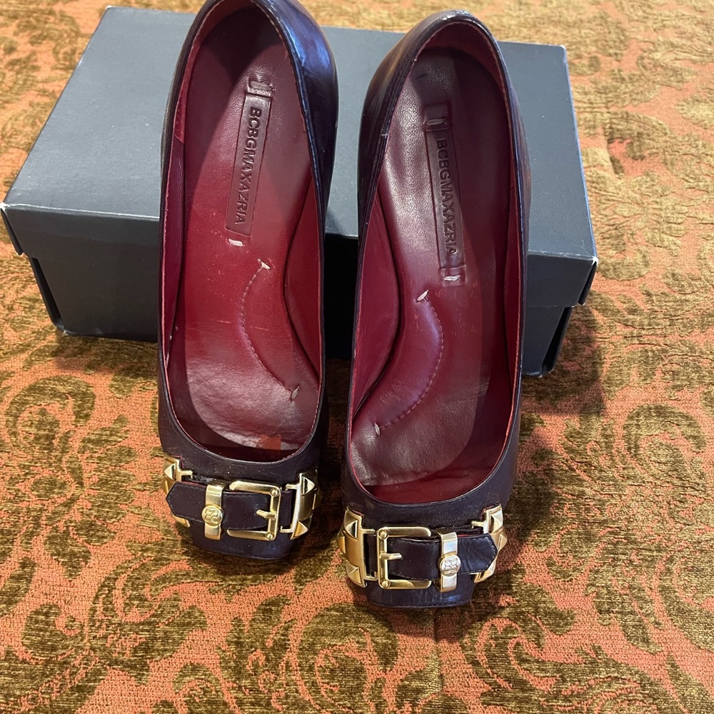 BCBGMAXAZRIA Women's Burgundy Pumps with Gold Accents